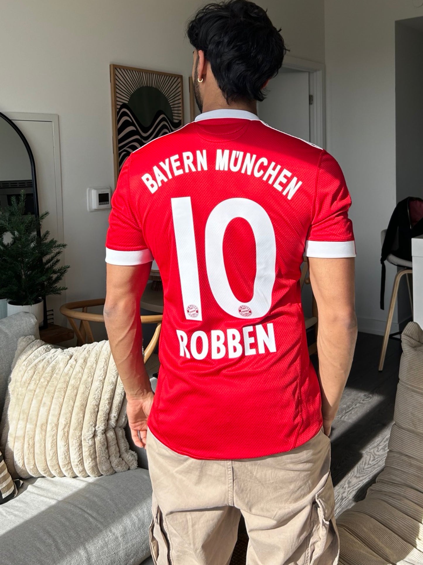 FC Bayern Munich 2009-10 Home Shirt, #10 Arjen Robben - S